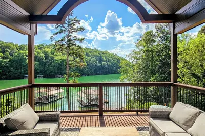 Image de Lake Lanier Lakefront estate with private party dock 6br/4ba 5700+sqft
