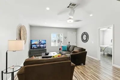 Image de Welcoming 3-bedroom house with private fenced yard. Clean. Central