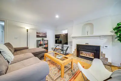 Image de 1 Mi to Uw Campus, 7 Mi to Lumen: Home w/ Yard!
