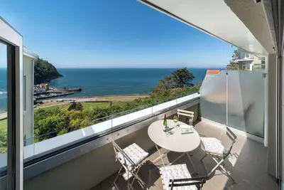 Sea View Escape with Private Balcony |Parking|2Bed