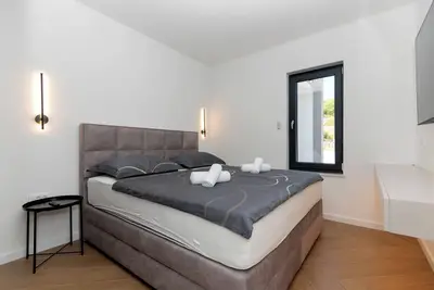 Image de 3-bedroom villa in charming Lovreć with pool and jacuzzi