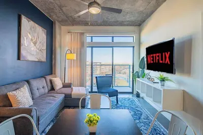 Cdt Phx 2bd Apt with Balcony, Pool, Parking & W/D