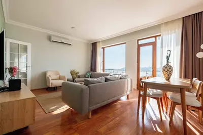 Image de 3-Bedroom Apartment in Vibrant Istanbul with Bosphorus View, Balcony & Ac
