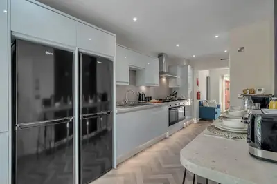 Image de A spacious 6 bedroom home in Norwich, ideal for teams and professionals. Sleeps 12 comfortably with 4 bathrooms, dedicated workspace, fast WiFi, and free parking. Well-equipped kitchen, lounge with Tv.