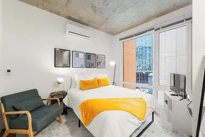 Image de Cozy Studio Suite, Steps from River North & Shops