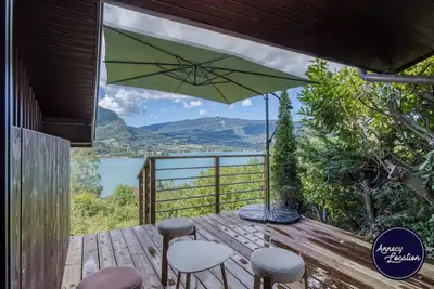 Image de Bienvenue dans cette adorable maisonnette mitoyenne perchée sur les hauteurs de Talloires, à seulement quelques minutes à pied du centre du village et du lac.