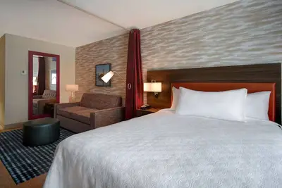 Image de Discover Wichita's Energy from a Serene and Stylish Room