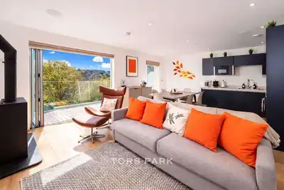 Image de Sun Drenched Coastal Escape at Tors Park