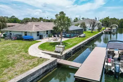 Image de Canal-front 4br/2ba home with pool and brand-new dock—room for 2 boats! Recently remodeled, 2-car garage, and minutes to the Gulf. Perfect Crystal River getaway! Boat and trailer parking on property; ramp nearby.