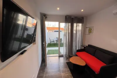 Image de Chalet rénové, mer et commerces à pieds à 5 minutes, Gruissan plage des chalets