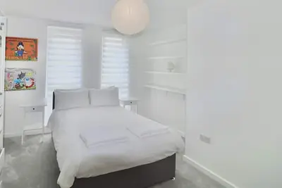 Image de Modern 2-Bed Apartment in Longcross | Balcony & Parking