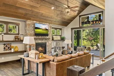 Image de 3rd Weekday Nt On Us! Luxury Lodge Living Just Steps from Dawson Park