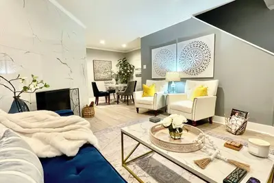 Image de Gorgeous 2-bedroom with 2 en-suite baths\nClose to shops & top dining venues