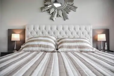 Image de Premium King Bed Pool Grill Garage Park