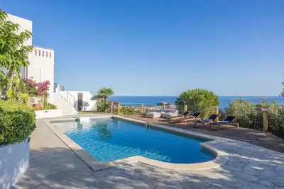 Image de U Munticellu - Piscine vue mer