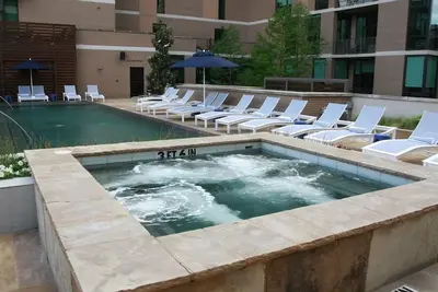 Image de 2 Stylish Suites Near Mockingbird Station with Spa & Outdoor Pool