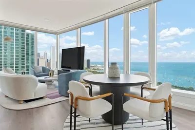 Image de High-Floor 2BRs with City & Lake Views