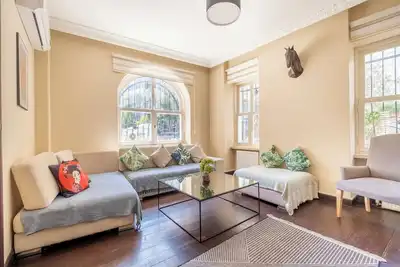 Image de 3-bedroom apartment in charming Istanbul with Ac