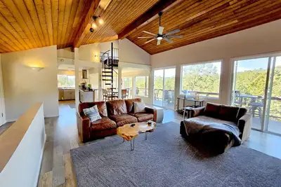 Image de Four-bedroom house. Three levels of decks & private hot tub.