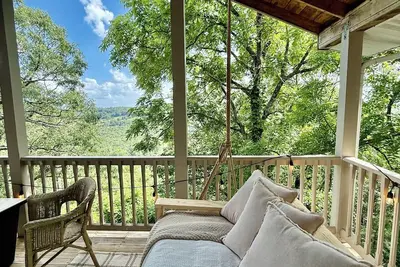 Image de The Hideaway House at The Bluebird - 3 bed/4 bath, pet friendly, hot tub!