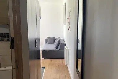 Image de Jolie appartement cosy avec jardin et lit king-size, proche aéroport.