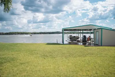 Image de Bare Feet Retreat: Family-Friendly Lakefront Escape.
