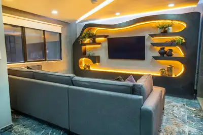 Image de 6 bedroom with Jacuzzi 1 block from LLeras