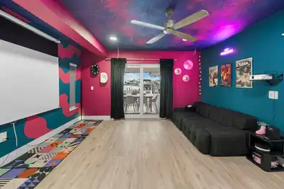Image de Pink Pony Villa – Waterfront Escape w/ Pool, Studio & Themed Rooms