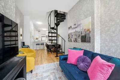 Image de 3Br 3Ba • Old Ny Charm Modern Luxe • Sleeps up to 12 • Min to Nyc • Walkable