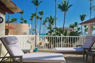 Image de Villa 8 M-4\nBeautiful Ocean View 2 Bedroom, steps to the private beach