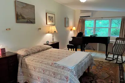 Image de Three bedroom house near Bard College with wood burning stove & baby grand piano