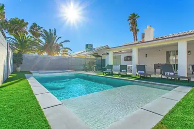 Image de Charming 5br Home w Brand New Heated Pool & Spa!