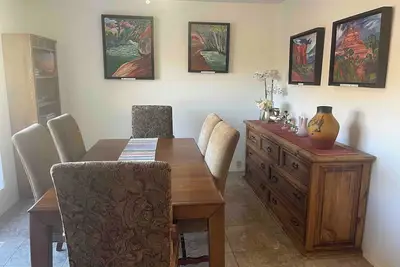 Image de Amazing 2-bedroom artist's home with serene backyard and hot tub!