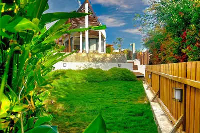 Image de Villa de Charme: Vue Mer et Piscine à Débordement chauffée