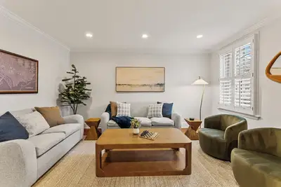 Image de 3br Historic Charm 1 St off King St • Outdoor Patio with Grill • 2 Free Parking