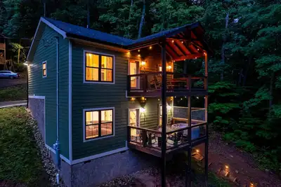 Image de Modern Cabin Near Pigeon Forge, Sleeps 8, Hot Tub, Game Room & Fire Pit