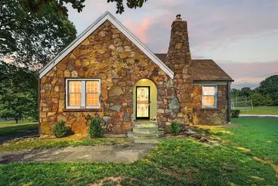 Image de Upscale Mid-Century Charmer! 3-bdrm house w/Ac and fitness room in Springfield