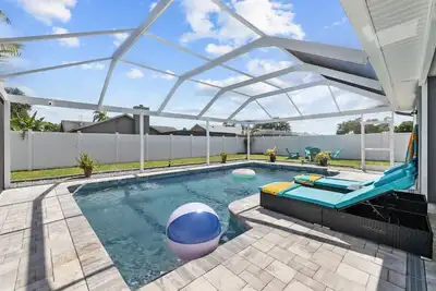 Screened In Backyard Oasis w/ Pool, Tv & Fire Pit