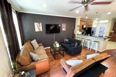 Image de 3 bedroom Townhome near Downtown Dallas- Sleeps 10 people