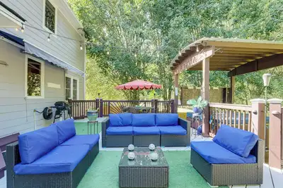 Image de 6 Mi to Stone Mountain Park: Home w/ Deck!
