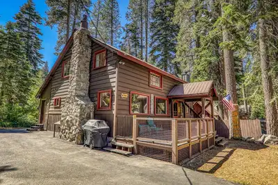 Image de Fantastic 5-bedroom cabin just minutes walk to West End Beach, Donner Lake.