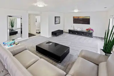 Image de Luxury Family Home w/ Game Room! Conveniently Located!