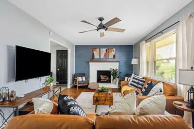 Image de 4 mins to Lu • Cozy Home • Game Room • Fire Pit
