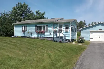 Image de Surrounded by 12 inland lakes and only 7. 5 miles from the St Lawrence river!