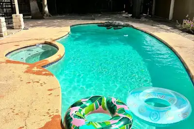 Image de Best location in McAllen: pool, unwind, perfect for groups, Prime Location