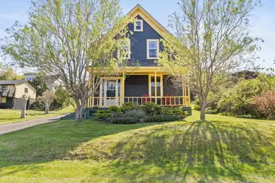 Image de 1880s home with modern amenities in West Lahave