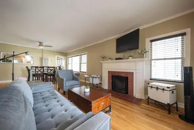 Image de Spacious, lovely 2 bedroom apt, two blocks from Beach