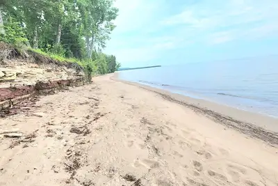 Image de Serene Lake Superior Escape Beachfront Getaway or Snowy Ski Retreat