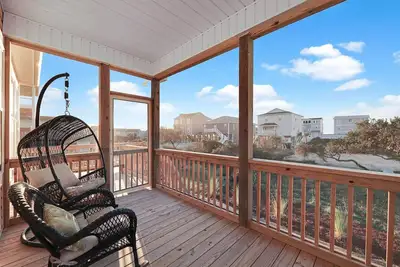 Image de Summer Lovin' -- An Oak Island Retreat! Walk to Beach!