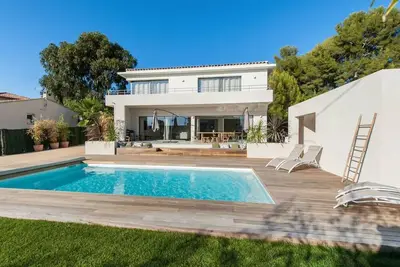 Image de Villa St-Cyr Vue Mer - Magnifique, climatisée, 4 suites piscine privée